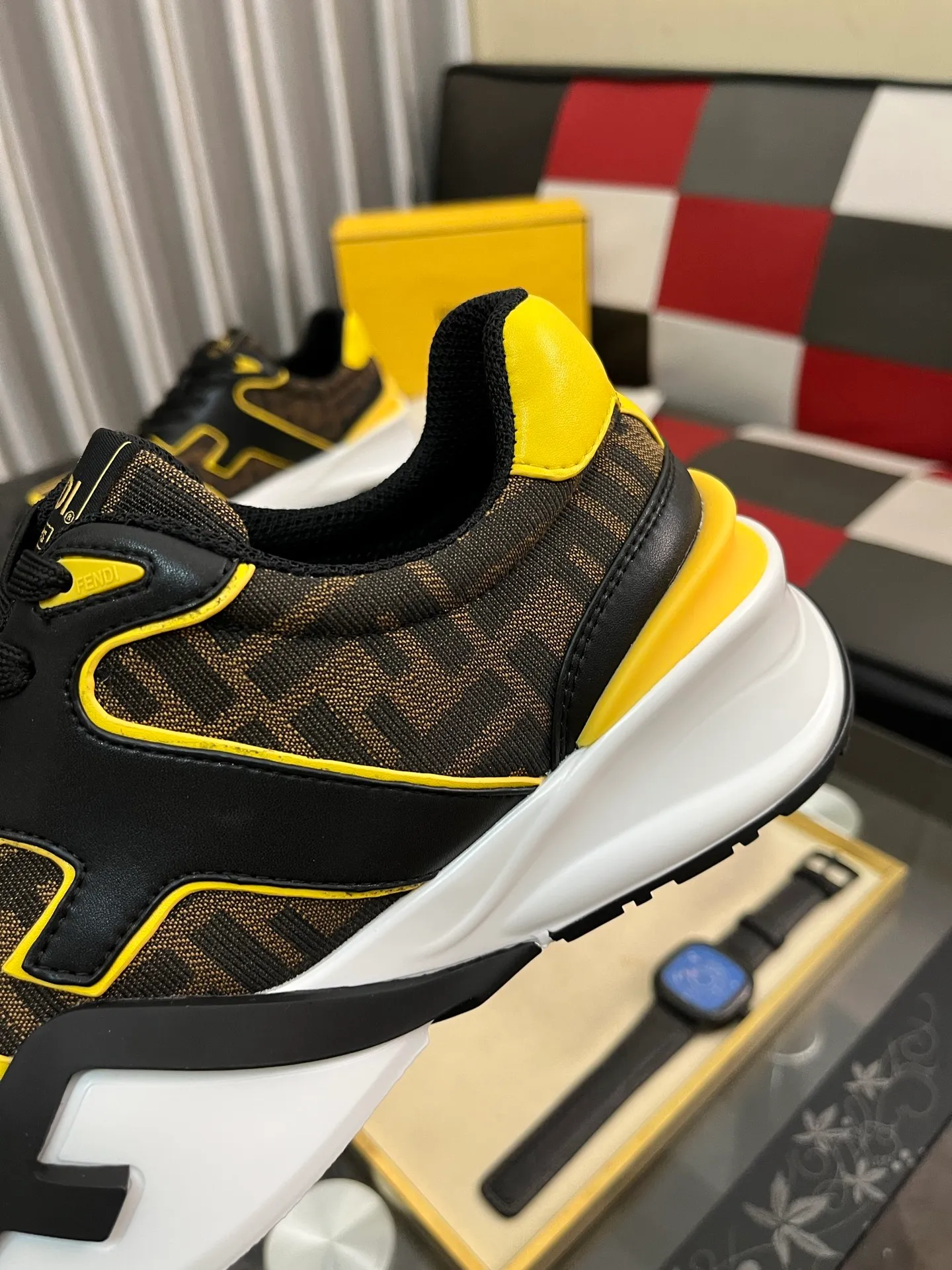 Men's men's shoes 💰560⌚️⌚️FENDI.•FENDI unique modern style sneakers. Counter purchasing🏃casual shoes😍😍 Original breathable fly-knit mesh imported from Italy (refuses to discolor and abrade feet) soles: Original soles specially provided by the original factory, super cool😍 French lazy style design ⚠️ Original quality, super comfortable and wear-resistant original soles. Code number: 38-442️⃣Colors available